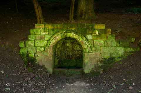 Robin Hood's Well (Fountains)